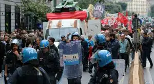 corteo contro g7 napoli scontri polizia