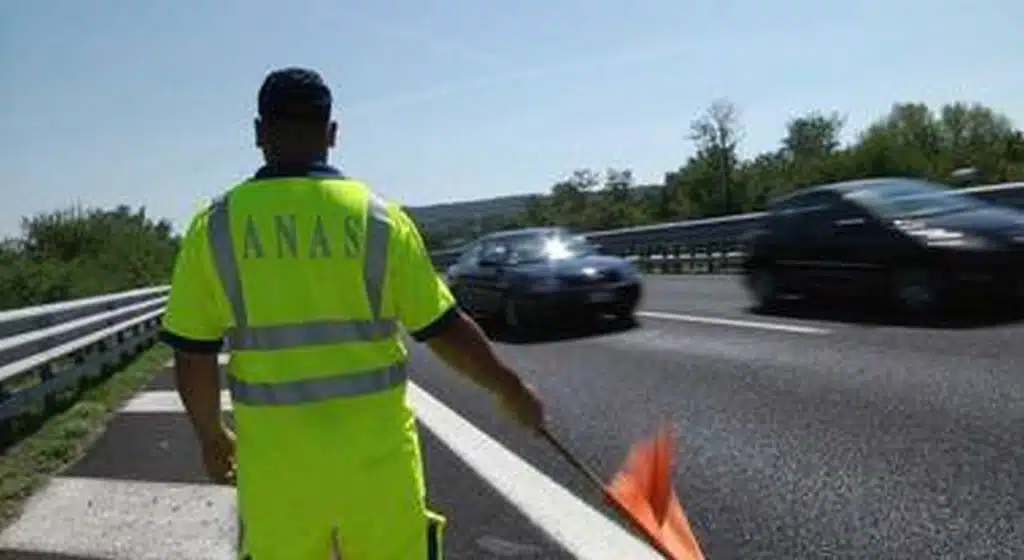 torre del greco autostrada operaio travolto auto