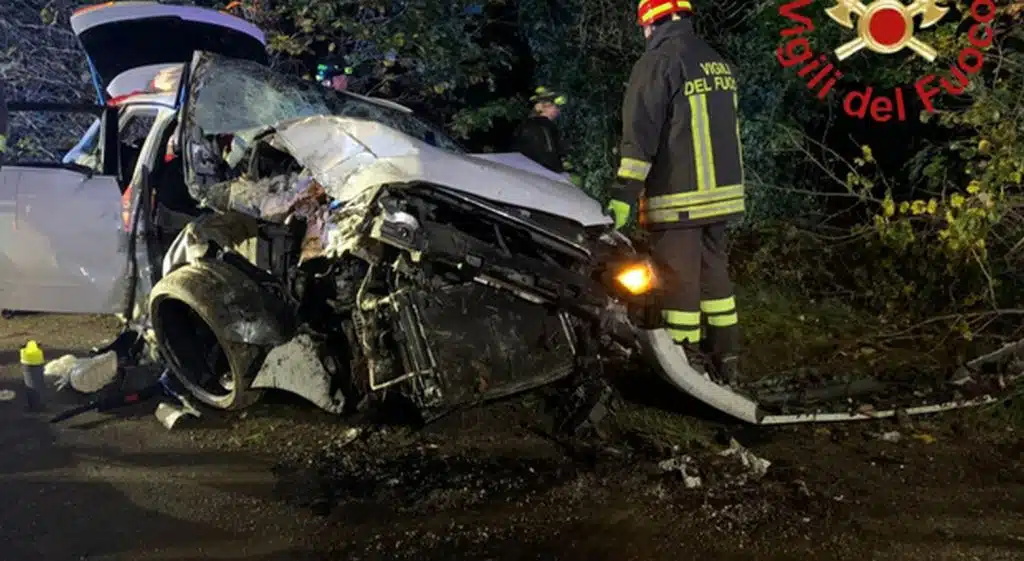 como auto si ribalta albero morto feriti oggi 25 ottobre