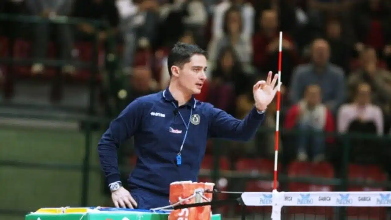 pallavolo mostra dito medio tifosi arbitro sospeso