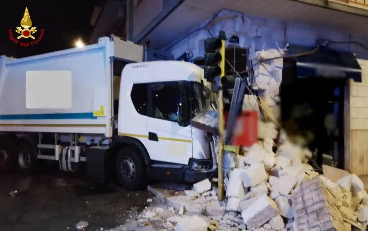 bari-camion-dei-rifiuti-finisce-in-un-bar-nessun-ferito