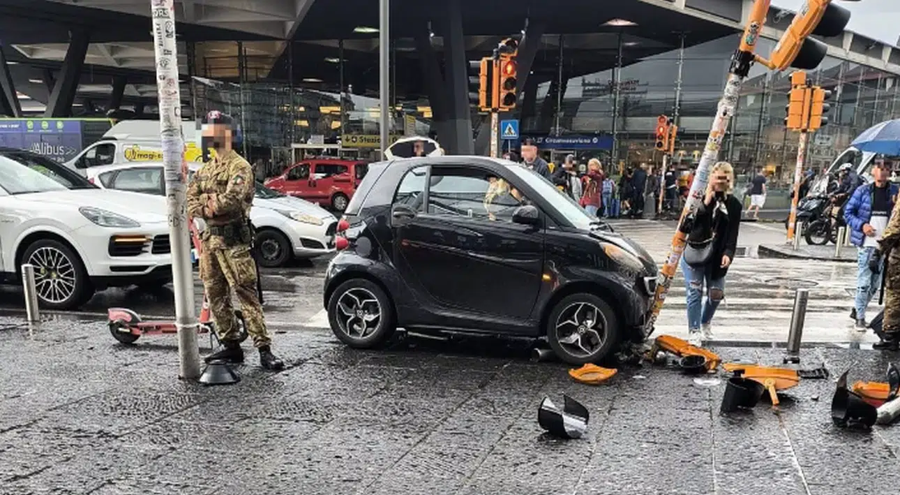 incidente napoli auto contro semaforo