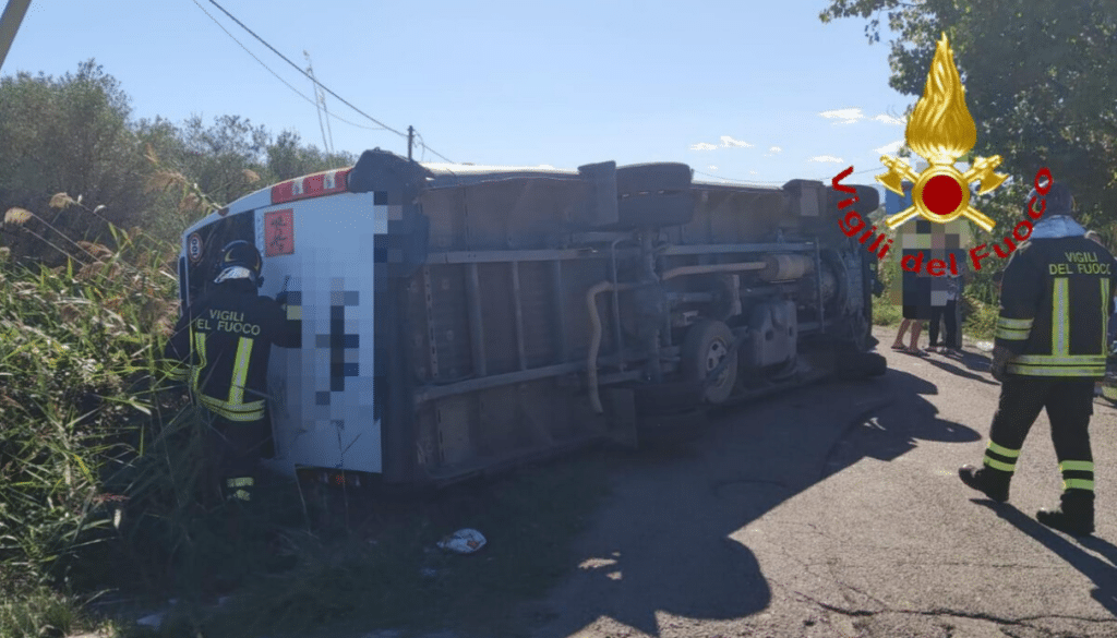 Scuolabus si ribalta dopo lo scontro con un'auto: a bordo almeno 10 bambini