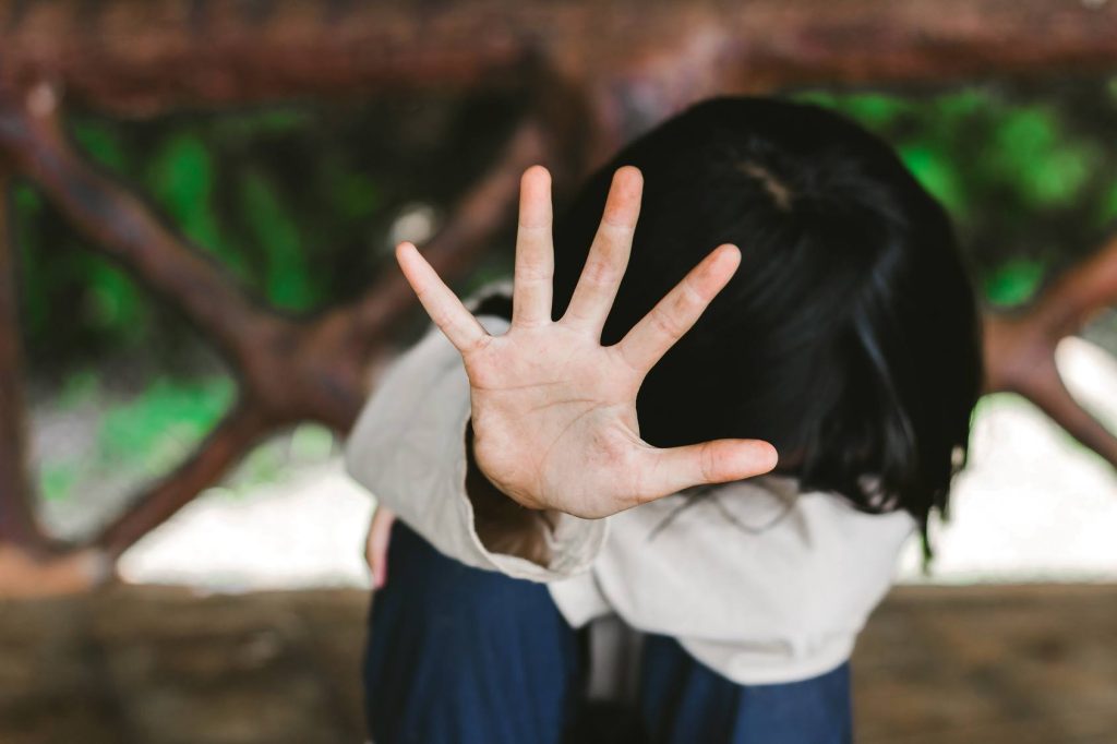 Latina, violenta il figlio di un amico: donna a processo per pedofilia