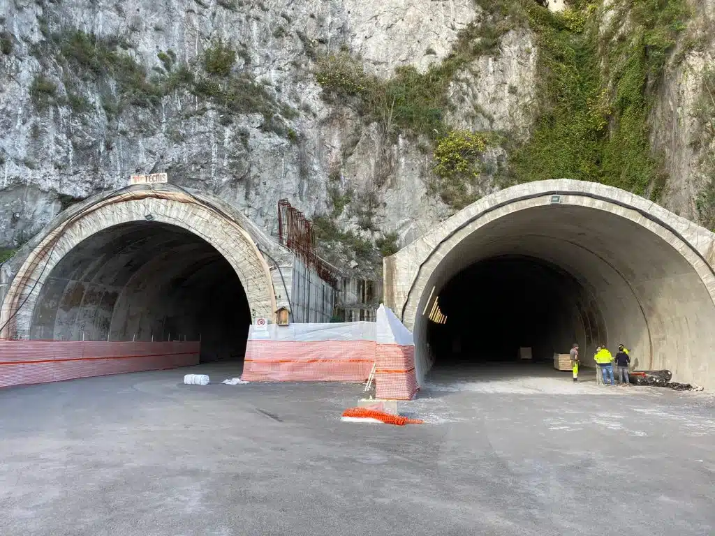 Salerno stretta finale Porta Ovest chiusa corsia via Ligea