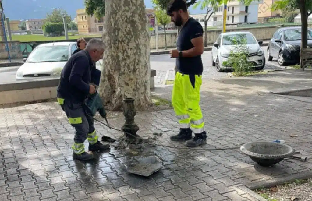 scafati vandali sradicano fontana aggrediscono consigliere comunale