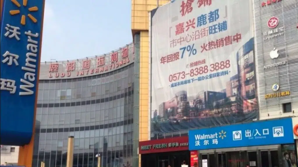 accoltella personale clienti centro commerciale shangai morti