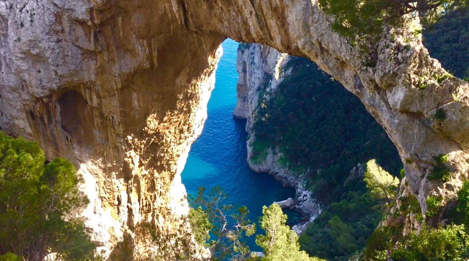 capri ragazzo morto arco naturale