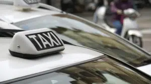 Taxi Napoli furbetti guadagnano più