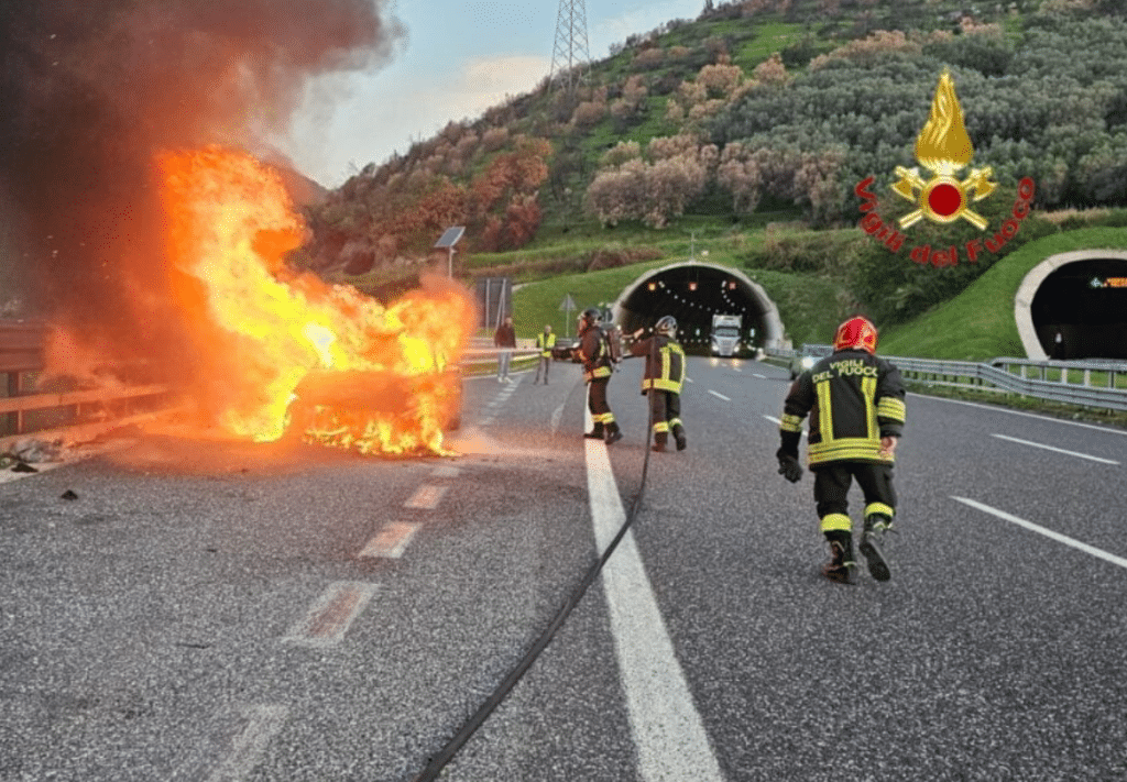 Pontecagnano incendio autostrada