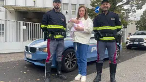 Donna partorisce in autostrada: la bimba viene alla luce in macchina con l’aiuto dei poliziotti