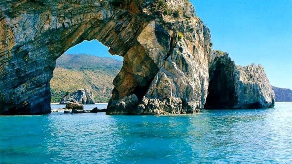 Palinuro abbattuto muro vergogna spiaggia Arco Naturale