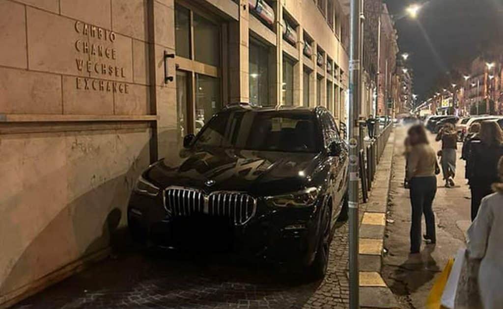 salerno suv parcheggiato marciapiede