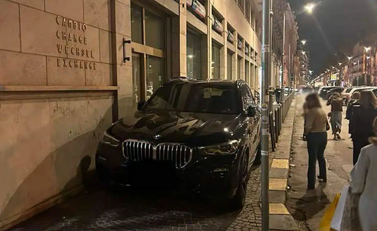 salerno suv parcheggiato marciapiede