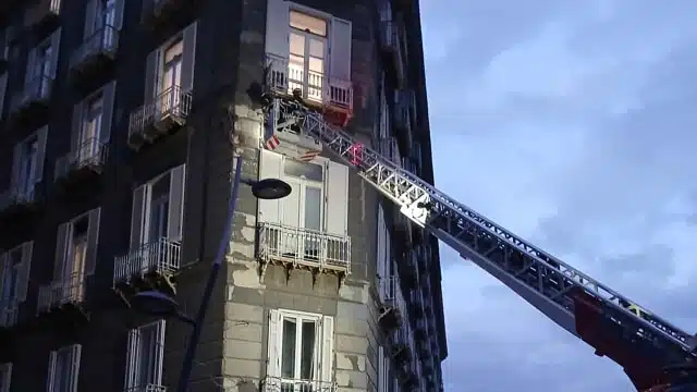 napoli crollo calcinacci