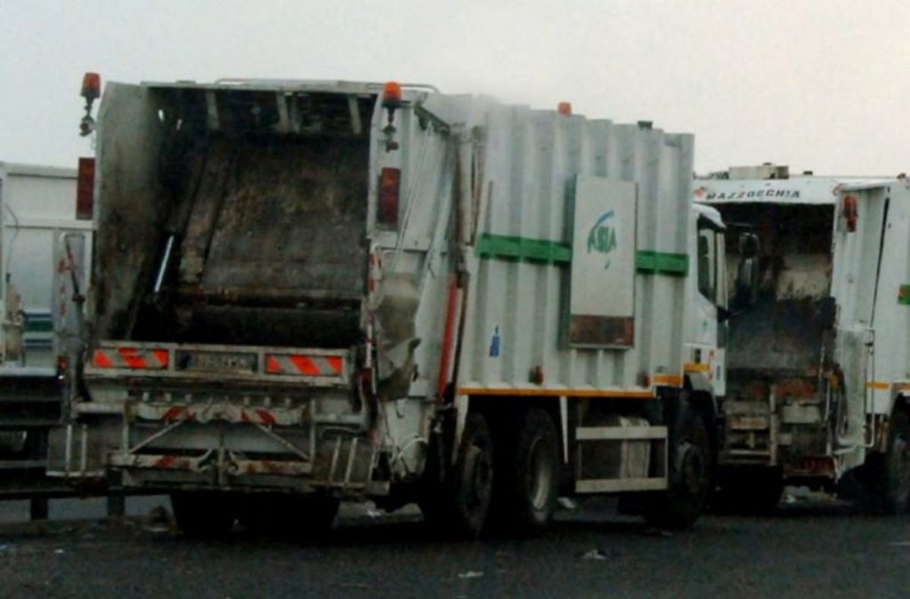 rubava gasolio camion raccolta rifiuti arrestato dipendente asia napoli