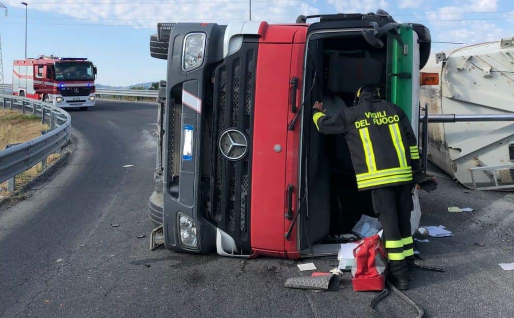 Incidente E45 autoarticolato ribalta morto