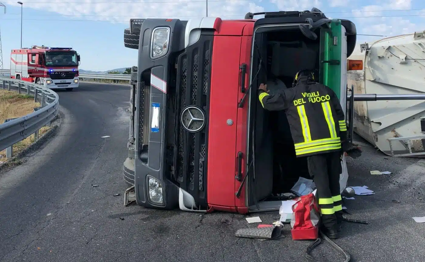 Incidente E45 autoarticolato ribalta morto