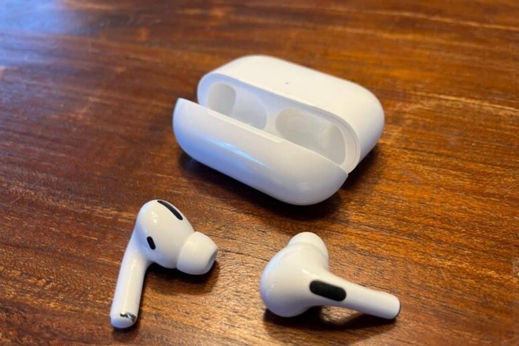 frode iva airpods sequestro arresti cava de' tirreni