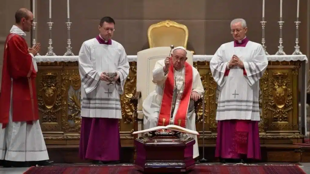 Chiesa oggi funerali cardinale salernitano Raffaele Martino