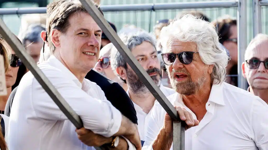 giuseppe conte licenzia beppe grillo contratto