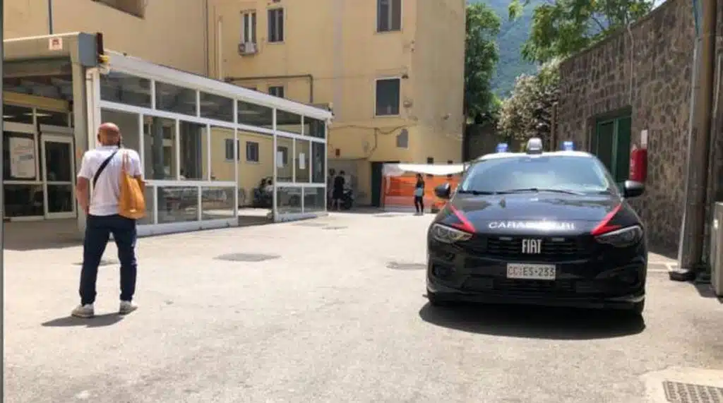 ischia prova dare fuoco casa fugge ospedale tso