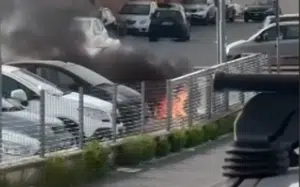 Incendio Salerno fiamme parcheggio Eurospin