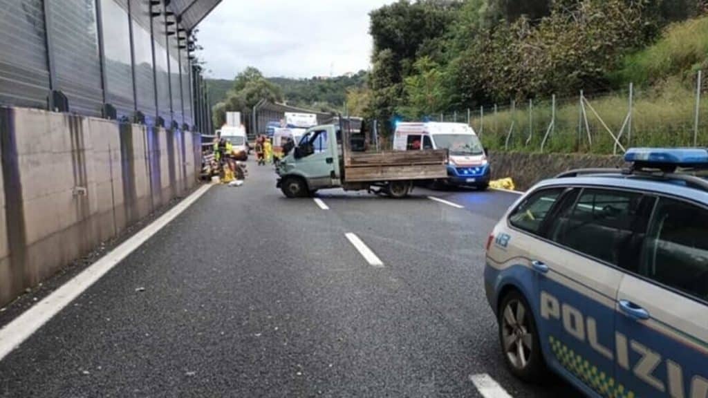 camion contro muro a10 genova morto