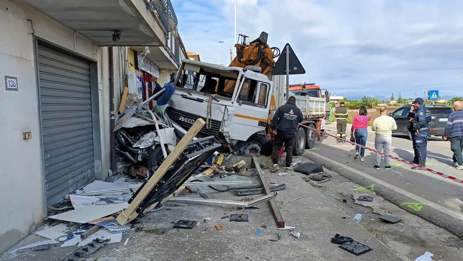 incidente-capaccio-paestum-autocarro-travolge-auto