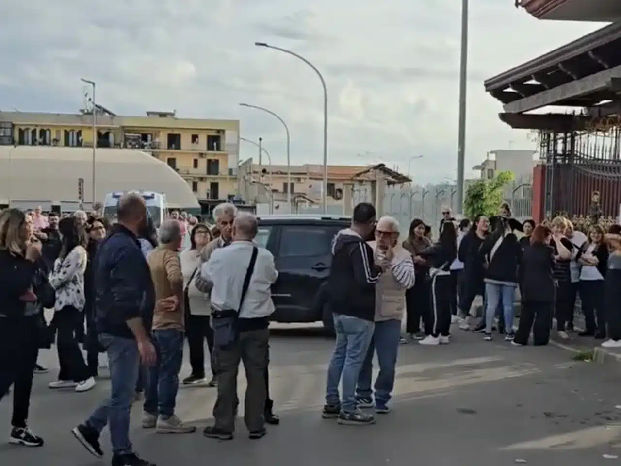 cardito strade occupate contro abbattimento edificio