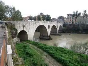 capua uomo si lancia fiume ponte