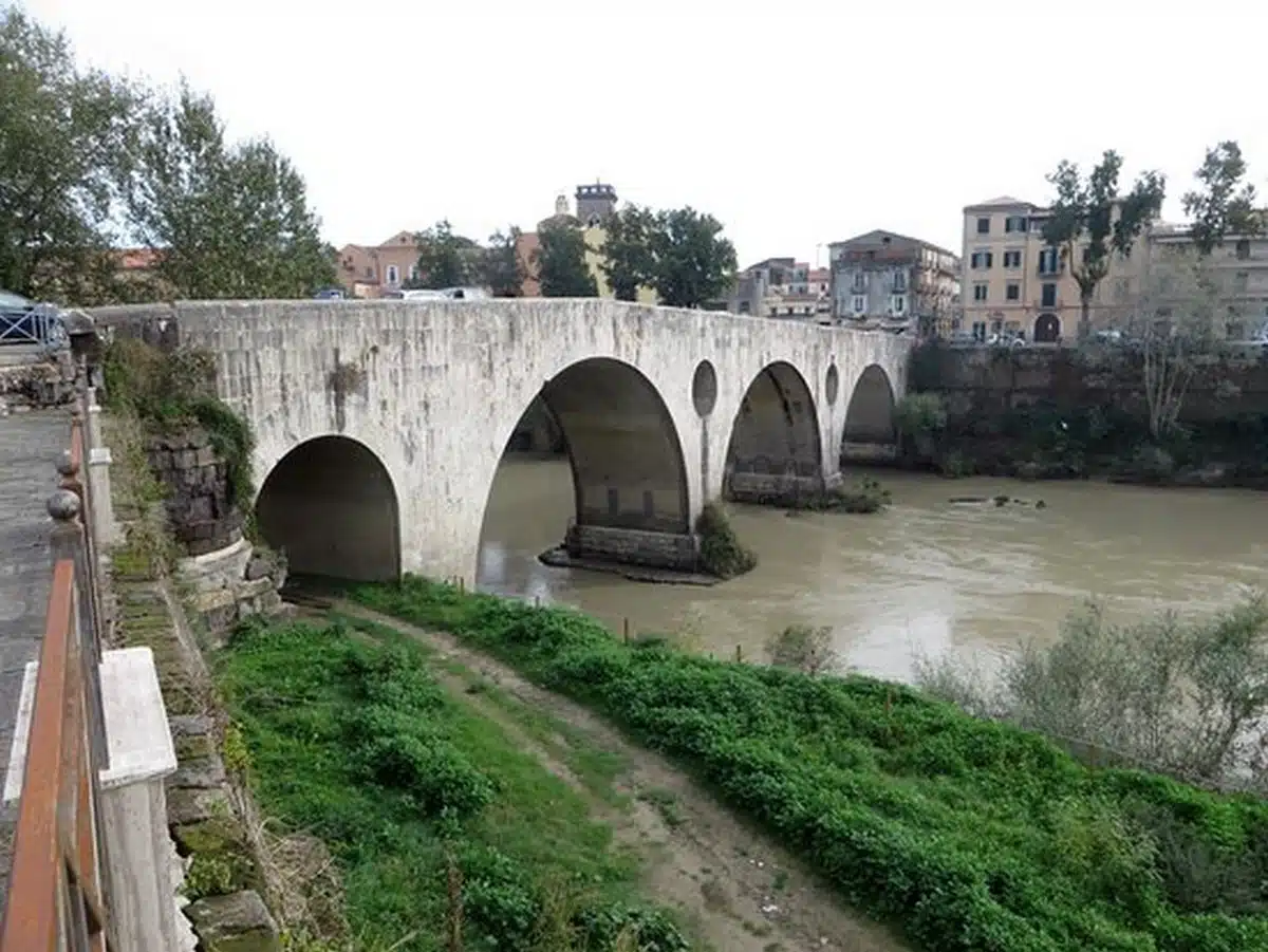 capua uomo si lancia fiume ponte