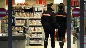 mantova ruba supermercato mangia tra scaffali carabinieri pagano pasto