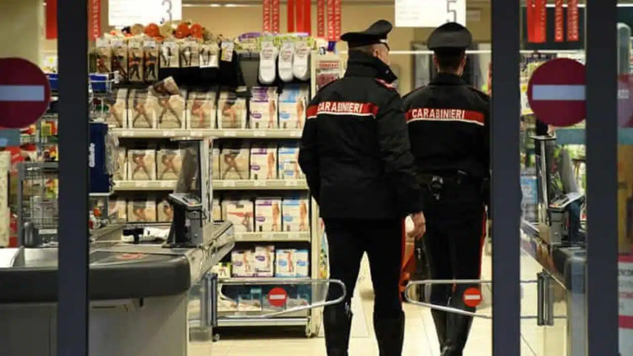 mantova ruba supermercato mangia tra scaffali carabinieri pagano pasto