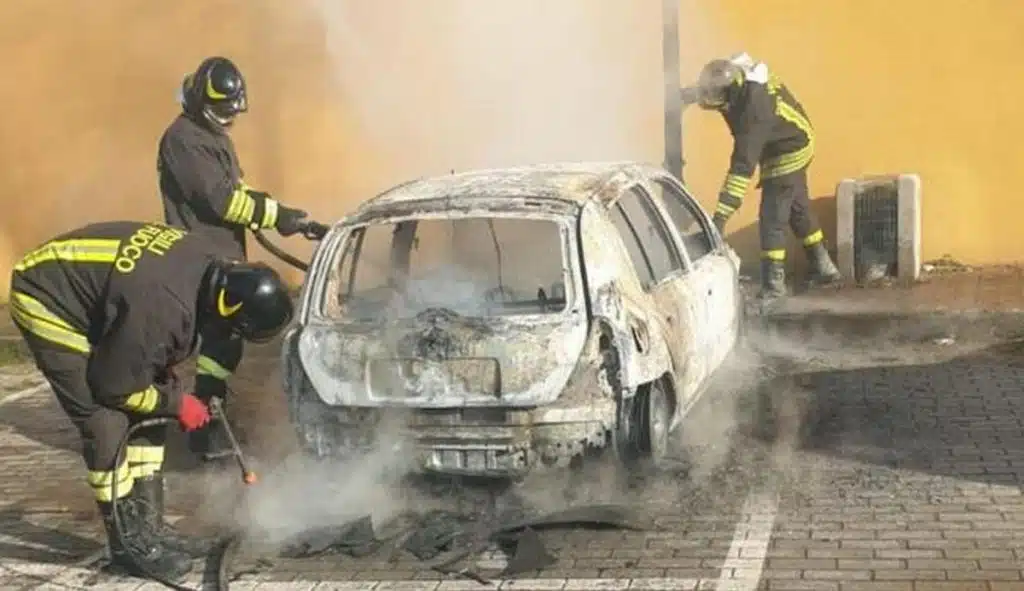 Sant'Arsenio, auto in fiamme in piazza