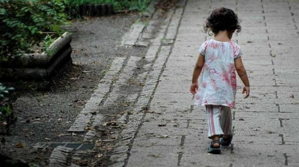 Bergamo, bimba di 3 anni vaga per le strade della città: una parente doveva accompagnarla all’asilo