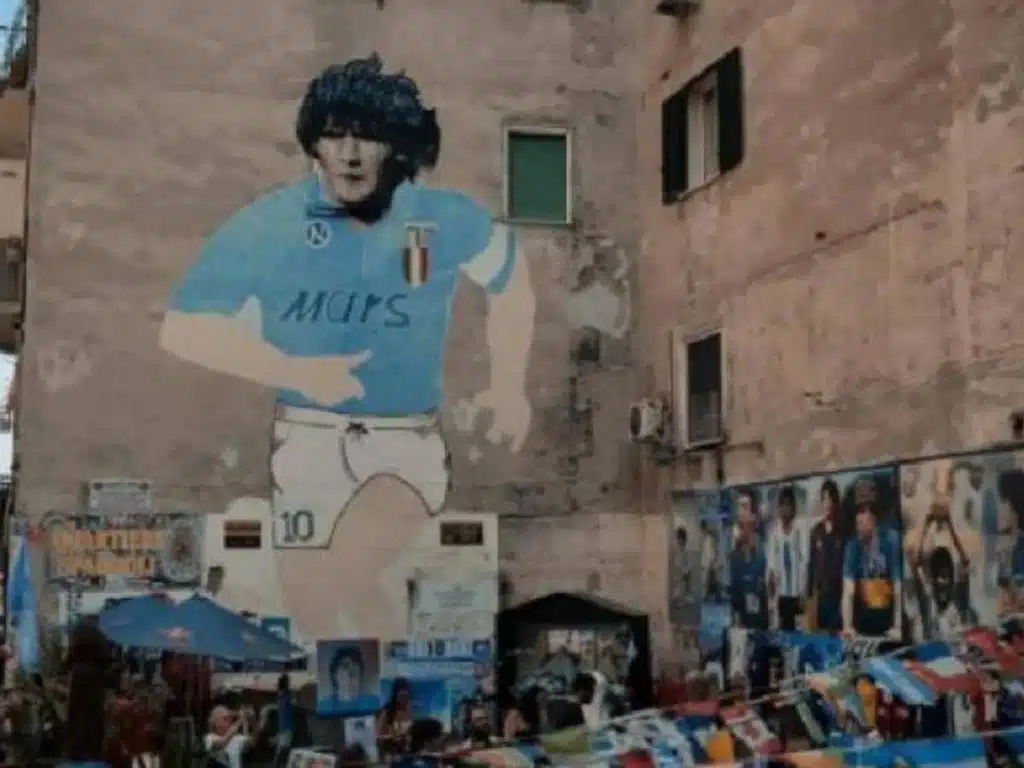 napoli-rubato-rolex-turista-quartieri-spagnoli-murales-maradona