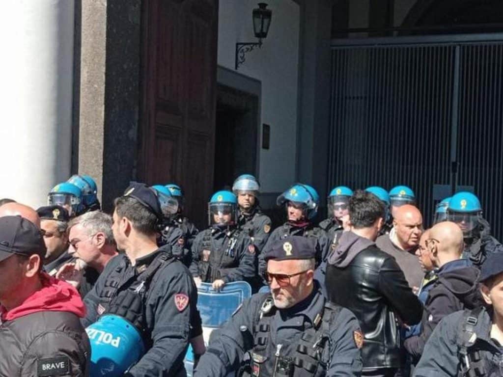 occupato comune napoli scontri disoccupati polizia