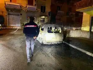 Incendio Solofra auto distrutta fiamme notte oggi 22 novembre