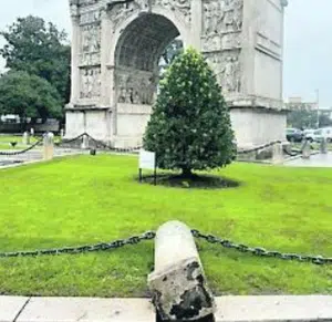 benevento danneggiata colonna arco traiano