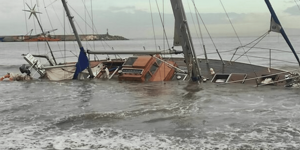 incidente castellammare stabia veliero arenato