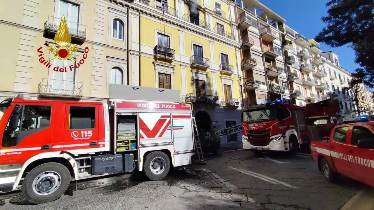 caserta incendio appartamento salvate mamma figlia 1 novembre