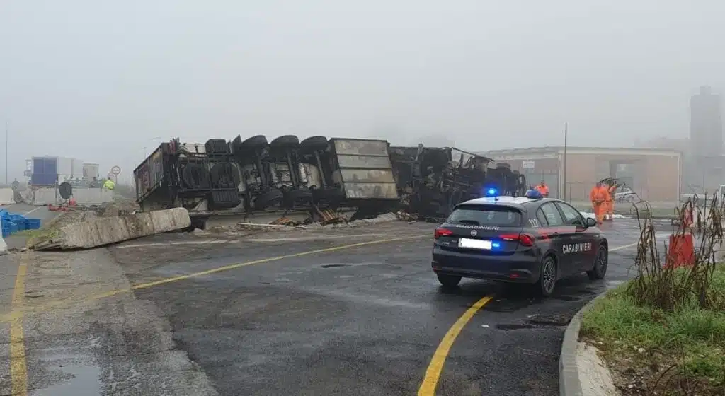 incidente ferrara morto camionista eboli