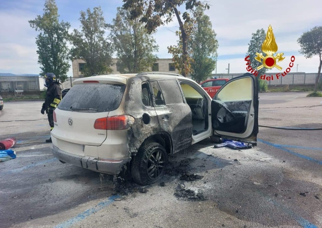 Salerno incendio via Ligea auto fiamme