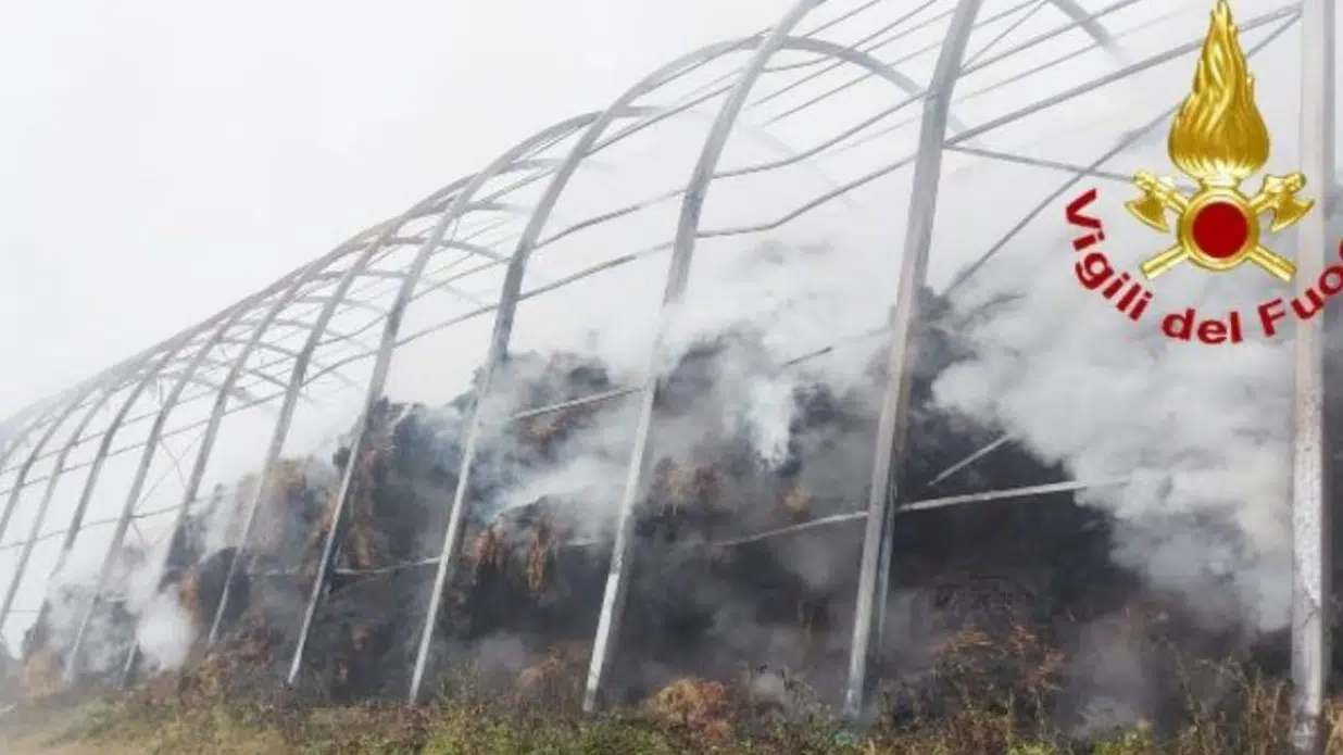 Incendio distrugge 750 rotoballe in un fienile di Gavirate: denunciati 3 ragazzini minorenni