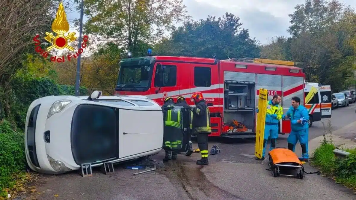 Incidente ad Avellino, auto si ribalta