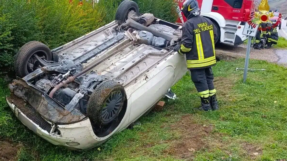 Auto senza controllo si schianta e si ribalta, ragazza 21enne ferita e intrappolata finisce in ospedale