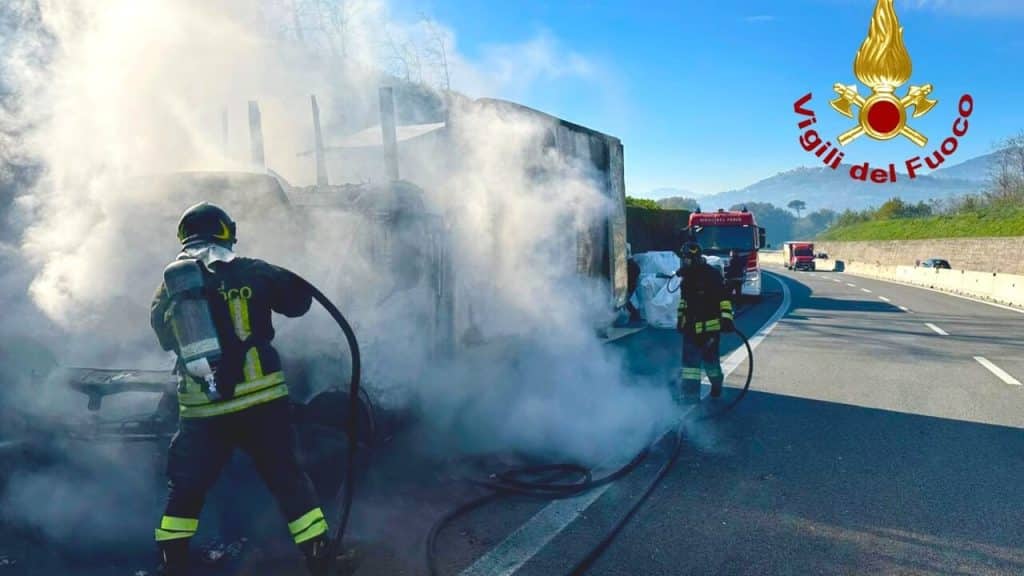 manocalzati incendio furgone autostrada a16