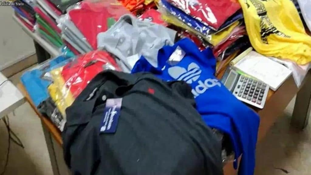 sequestro abbigliamento contraffatto napoli arrestato