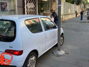 incidente giugliano auto marciapiede incastrata